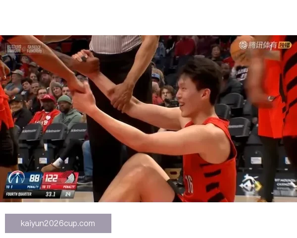 杨瀚森6分4篮板遭恶意抱摔裁判判罚引球迷狂嘘